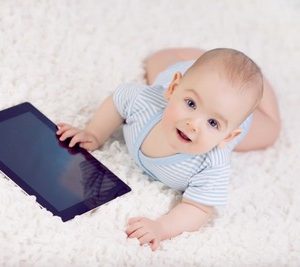 Bébé, jeune enfant avec un tablette, danger ondes électromagnétiques