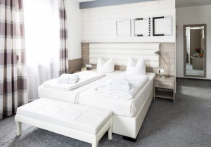 Doppelbett Design helles Zimmer